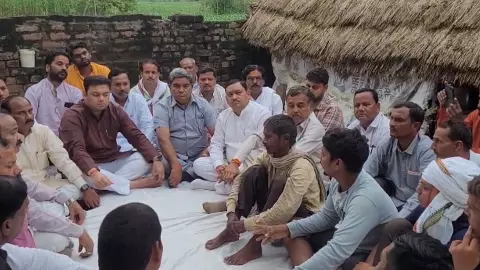 Etah News: एटा में पुलिस पिटाई से किशोर की मौत पर भड़का जनाक्रोश, प्रभारी मंत्री ने दिए निष्पक्ष जांच के निर्देश Etah News: एटा में पुलिस पिटाई से किशोर की मौत पर भड़का जनाक्रोश, प्रभारी मंत्री ने दिए निष्पक्ष जांच के निर्देश