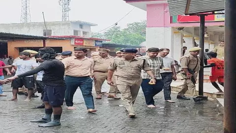 Hardoi News: हरदोई एसपी और डीएम नंगे पैर पहुंचे सकाहा मंदिर, वायरल फोटो पर जनता ने सराहा भाव