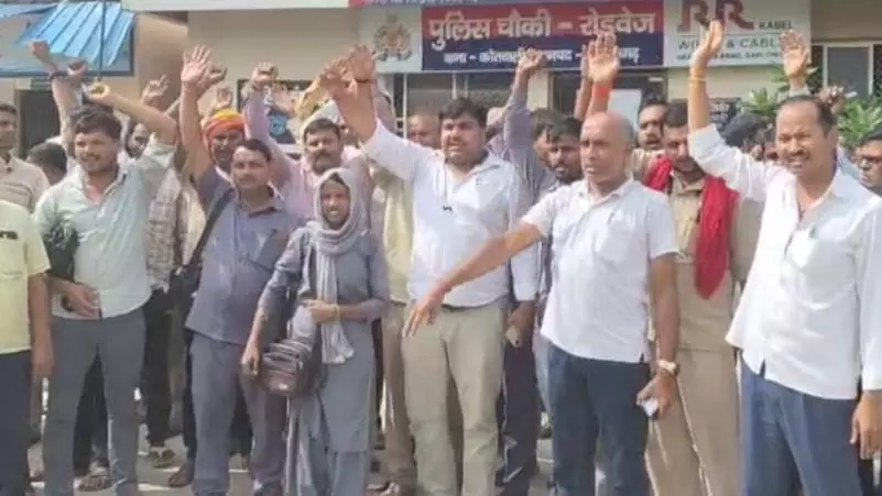 Azamgarh News: रोडवेज परिसर में डाग्गामार वाहनों से तंग होकर रोडवेज कर्मियों ने किया हंगामा