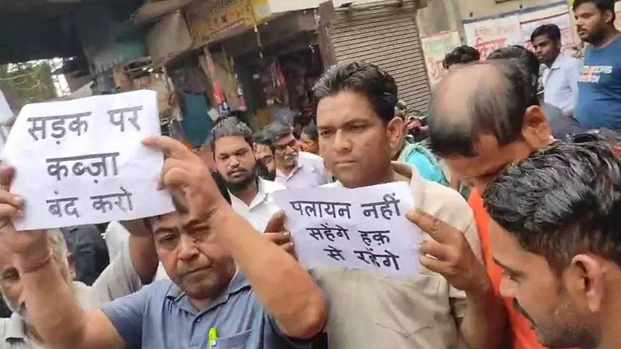 Meerut News: किशनपुरा में अतिक्रमण के खिलाफ फूटा जनआक्रोश, शिव डेरी मंदिर पर हुआ शांतिपूर्ण प्रदर्शन