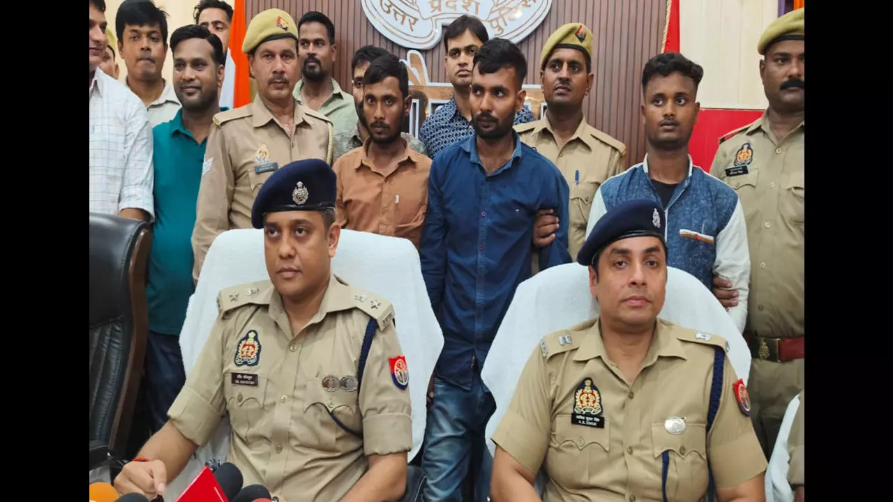 Jaunpur News: जौनपुर पुलिस की बड़ी कार्रवाई: तीन शातिर लुटेरे गिरफ्तार, 8.46 लाख नकद और हथियार बरामद