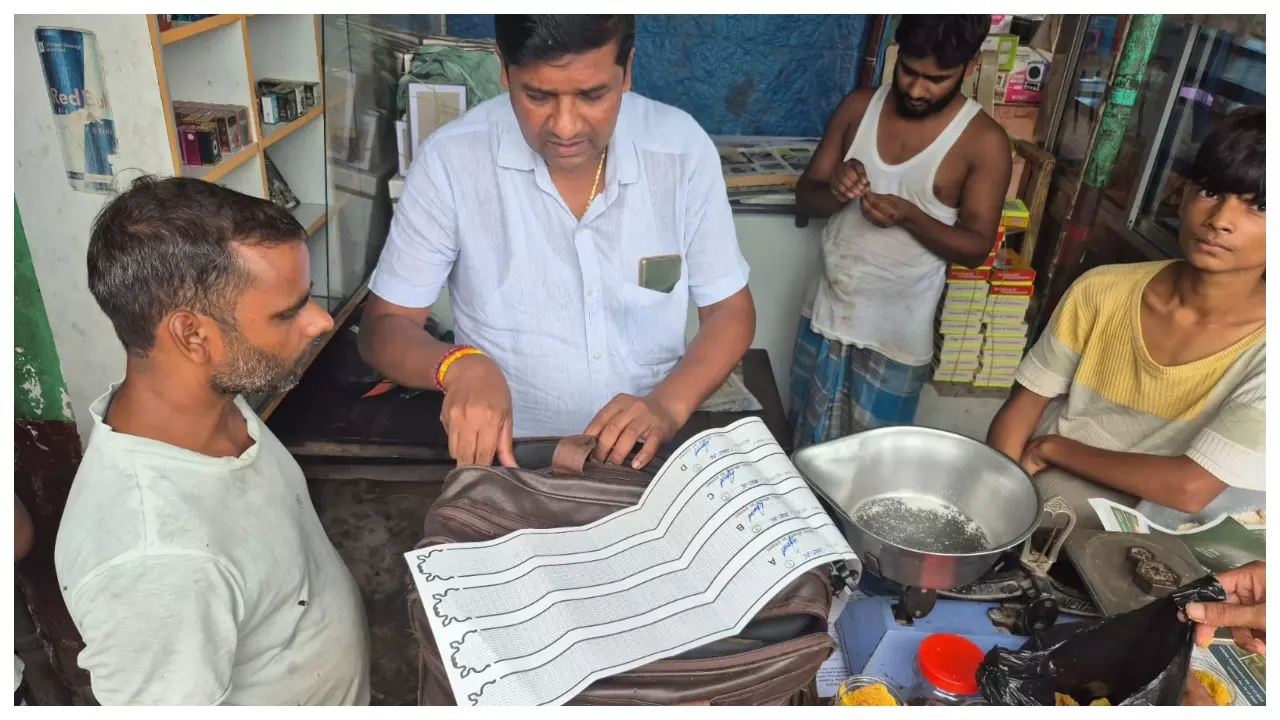 Bahraich News: नकली मिठाइयों पर लगाम लगाने के लिए खाद्य विभाग ने शुरू की छापेमारी