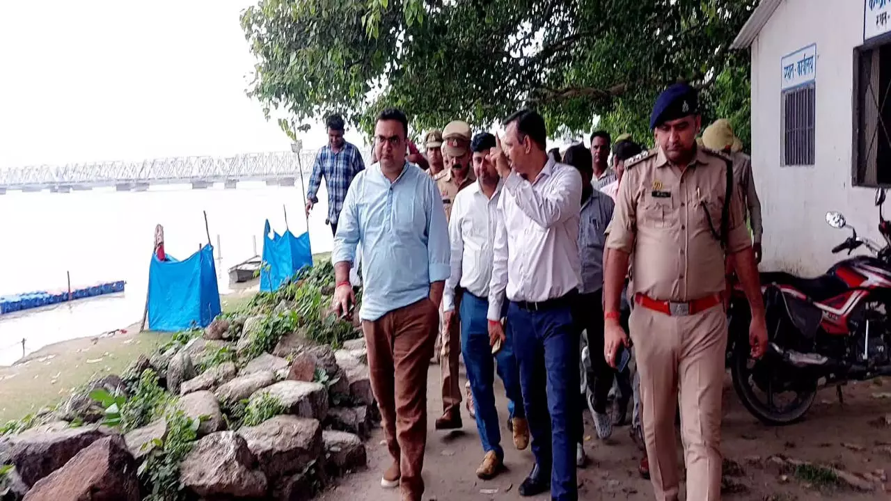 Bahraich News: घाघराघाट स्थित गेज स्टेशन व बाढ़ चौकी का डीएम अक्षय त्रिपाठी ने किया औचक निरीक्षण
