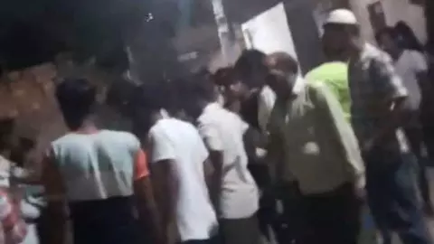 Hapur News: किश्त के रुपयों को लेकर दो संप्रदायों में हिंसक झड़प, पथराव में तीन घायल Hapur News: किश्त के रुपयों को लेकर दो संप्रदायों में हिंसक झड़प, पथराव में तीन घायल
