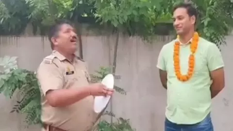 Shamli News: चौकी इंचार्ज की विदाई पर दरोगा के गीत से नम हुईं आंखें, भावुक हुआ माहौल Shamli News: चौकी इंचार्ज की विदाई पर दरोगा के गीत से नम हुईं आंखें, भावुक हुआ माहौल