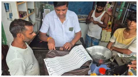 Bahraich News: नकली मिठाइयों पर लगाम लगाने के लिए खाद्य विभाग ने शुरू की छापेमारी