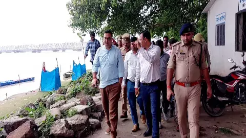 Bahraich News: घाघराघाट स्थित गेज स्टेशन व बाढ़ चौकी का डीएम अक्षय त्रिपाठी ने किया औचक निरीक्षण