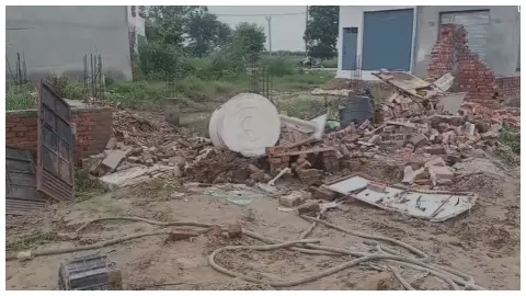 Shamli News: दबंगों की दबंगई: गरीब का आशियाना जेसीबी से किया गया ध्वस्त, परिवार शादी में गया था शामिल