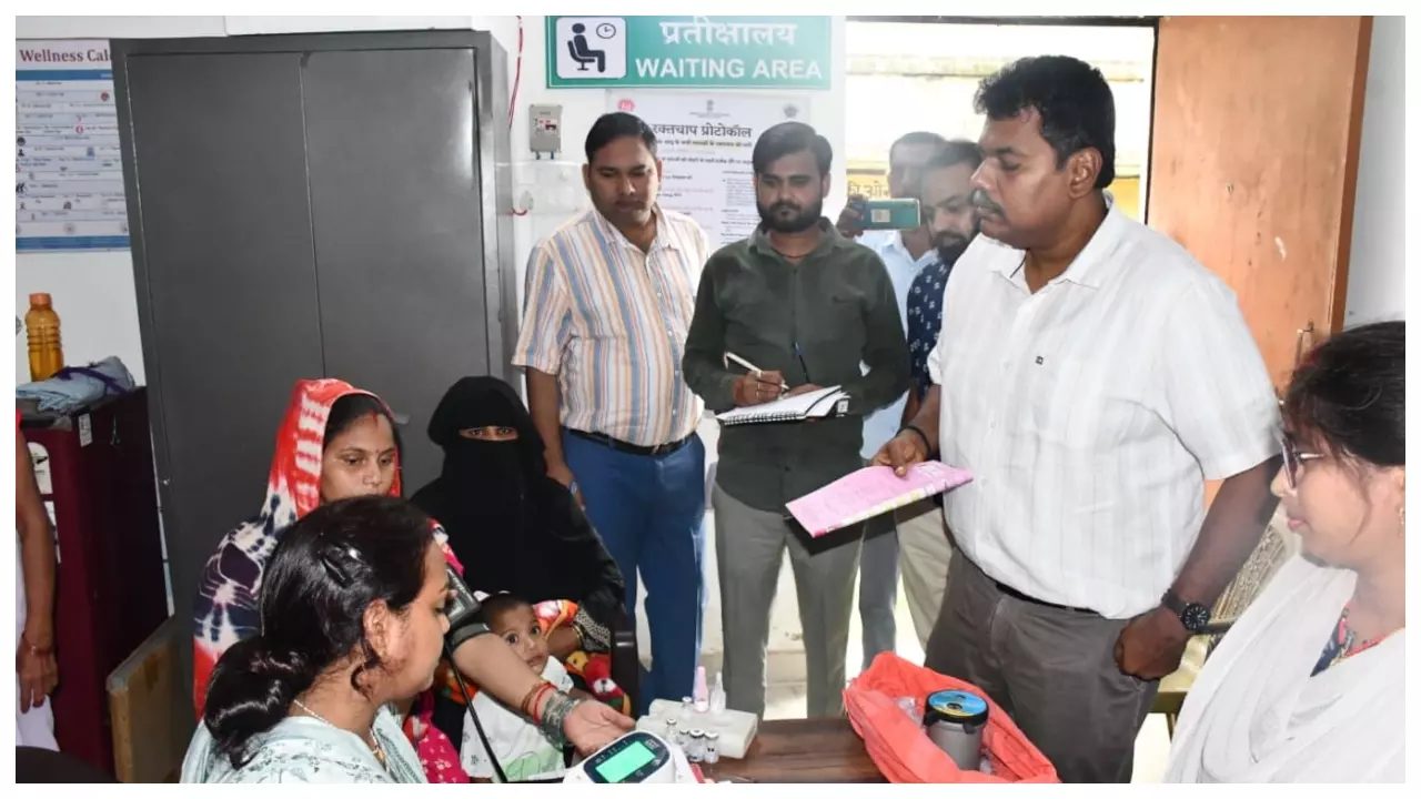 Siddharthnagar News: जिलाधिकारी ने किया बीएचएनडी दिवस का निरीक्षण, लापरवाही पर जताई नाराज़गी
