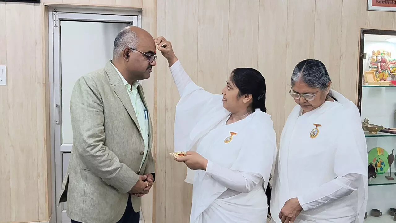 Kanpur News: रक्षाबंधन से पहले ब्रह्माकुमारी बहनों ने कानपुर कलेक्ट्रेट में बांधी राखी, अधिकारियों को दिया आध्यात्मिक रक्षा का संदेश