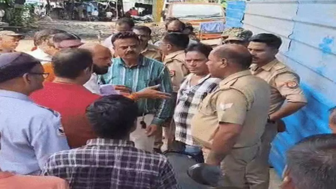 LDA ने सहारा बाजार को रात के अंधेरे में किया सील, व्यापारियों ने जताया विरोध