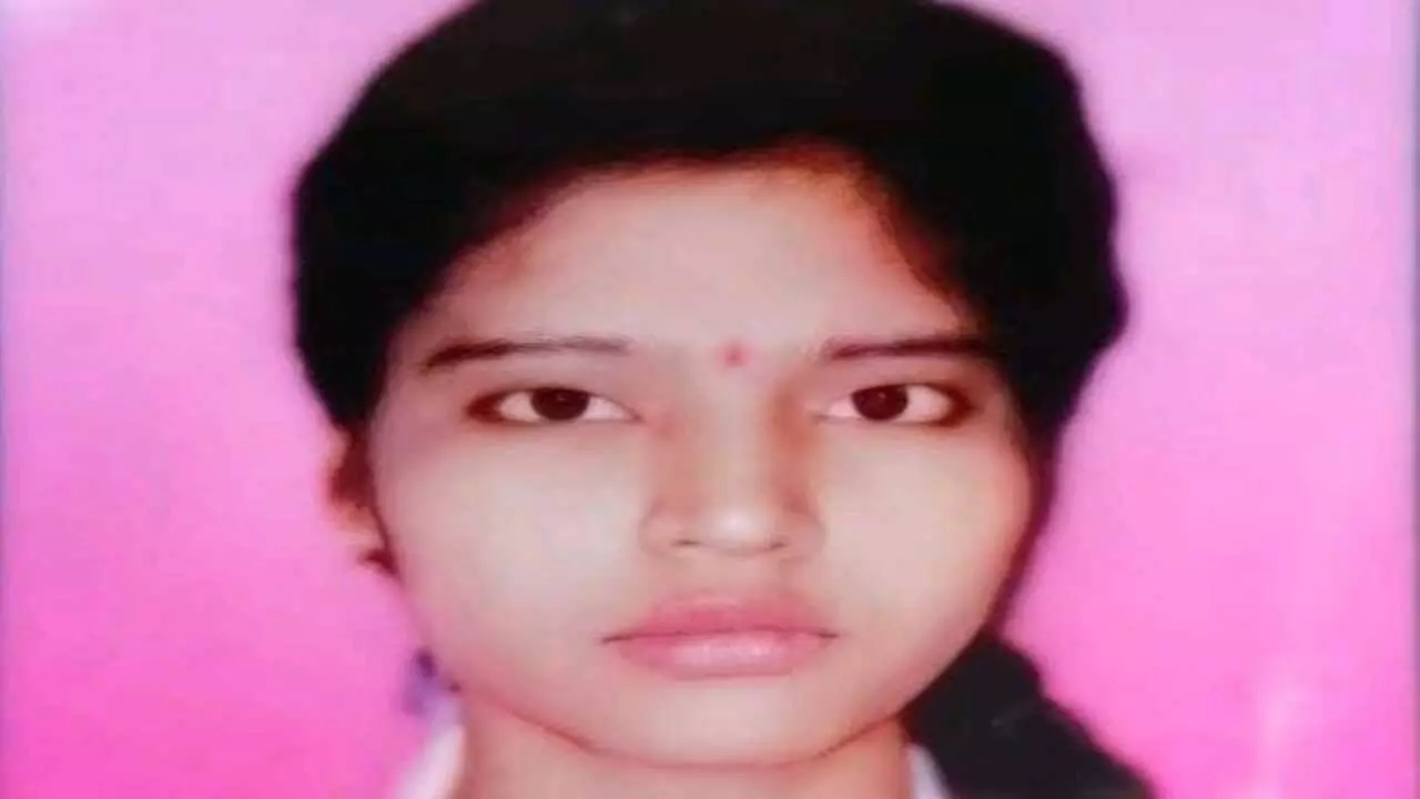 युवती ने की आत्महत्या, प्रेमी के साथ पकड़े जाने पर उठाया खौफनाक कदम