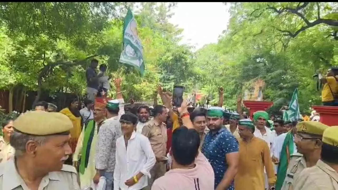 डीएपी खाद की किल्लत और अन्य मांगों को लेकर भारतीय किसान यूनियन भानू का जिला कलेक्ट्रेट पर जोरदार घेराव