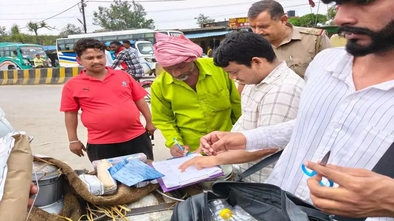 Chandauli News: सुरक्षित राखी: चंदौली में मिलावटी मिठाई और खाद्य पदार्थों पर ताबड़तोड़ कार्रवाई,बाल्टी छोड़ भागते दिखे दूधिये