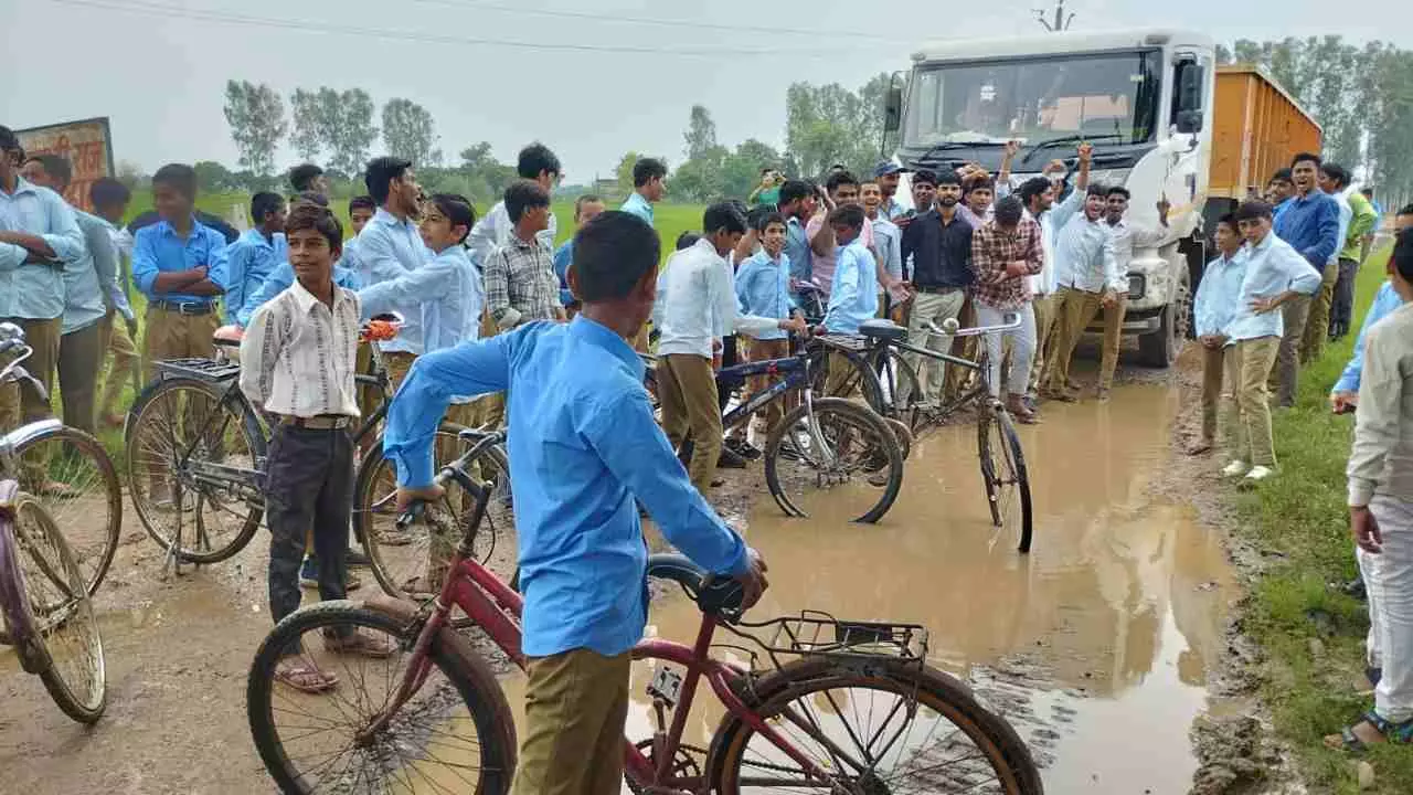 Mathura News: फिसलन भरे रास्ते पर छात्रों का फूटा गुस्सा, गंगाजल प्लांट के डंपरों पर जताया आक्रोश