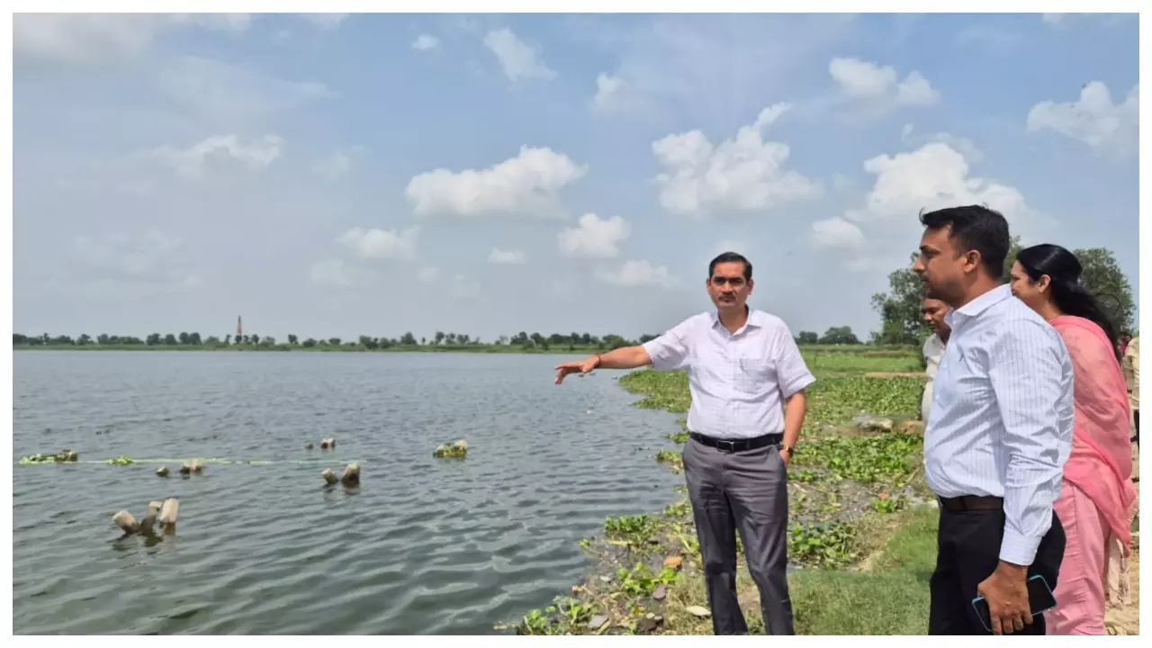 Mathura News: नौहझील क्षेत्र का निरीक्षण कर बोले जिलाधिकारी जलभराव प्रभावितों को जल्द मिले मुआवजा, लापरवाही नहीं होगी बर्दाश्त