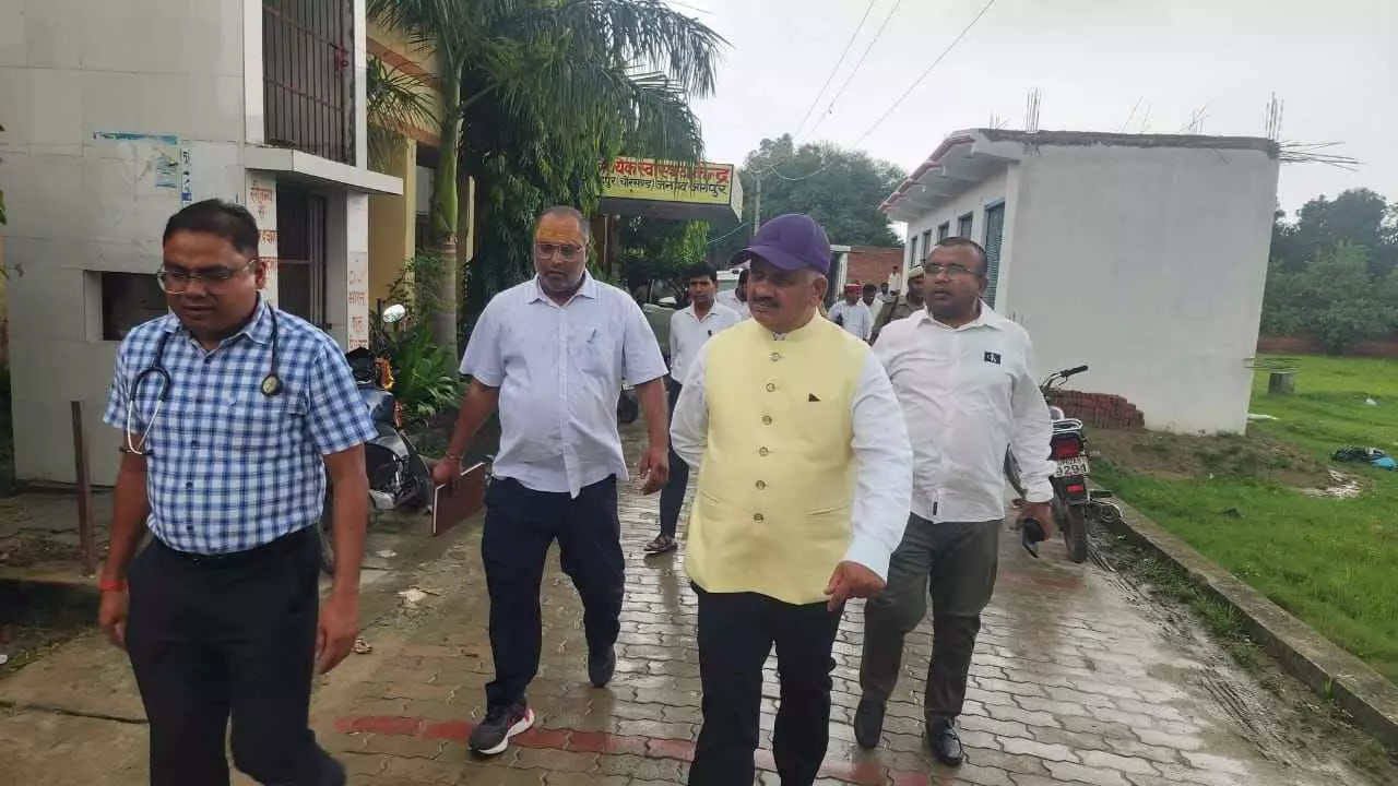 Jaunpur News: जिलाधिकारी ने गौराबादशाहपुर के सीएचसी चोरसंड का किया औचक निरीक्षण, स्वास्थ्य सेवाओं को लेकर दिए आवश्यक दिशा-निर्देश