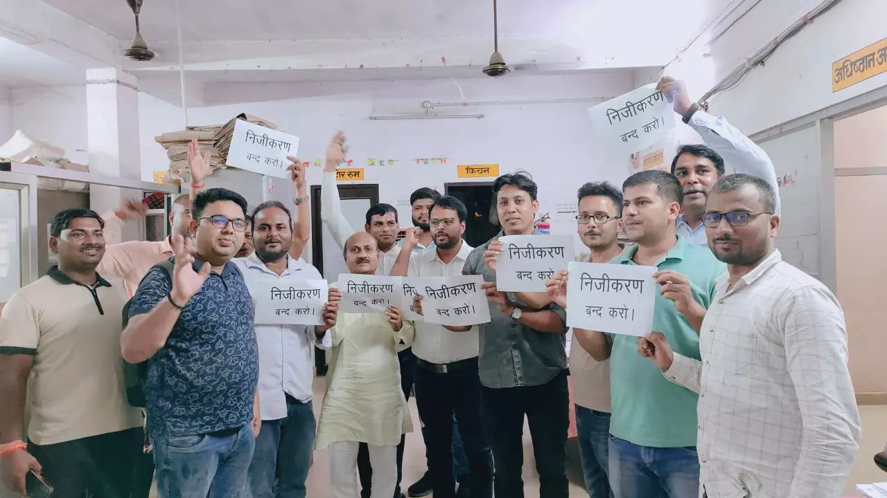 Electricity Privatization in UP Electricity Privatization in UP