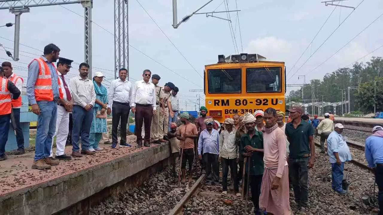 Chandauli News: दुर्गावती स्टेशन का DRM ने किया सघन निरीक्षण: ट्रैक रखरखाव में अत्याधुनिक तकनीकों का हुआ परीक्षण