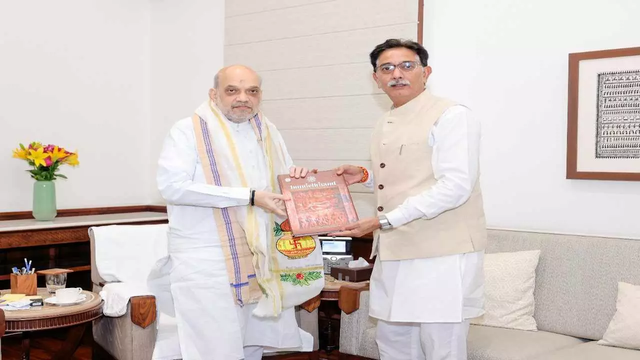 Jhansi News: झांसी में कैंसर इंस्टीट्यूट की मांग को लेकर गृह मंत्री और स्वास्थ्य मंत्री से की मुलाकात