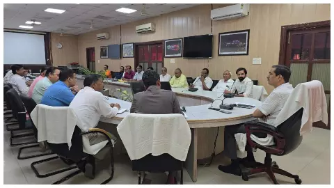 Mathura News: मथुरा में 15 अगस्त और जन्माष्टमी की तैयारियों को लेकर जिलाधिकारी ने की व्यापारियों संग बैठक Mathura News: मथुरा में 15 अगस्त और जन्माष्टमी की तैयारियों को लेकर जिलाधिकारी ने की व्यापारियों संग बैठक