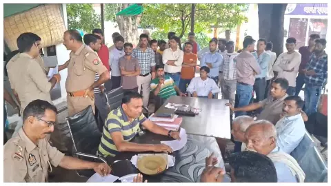 Jhansi News: राजस्व वसूली करने पहुंचे बिजली कर्मियों को महिलाओं ने दौड़ा-दौड़ाकर पीटा, अवैध वसूली और अभद्रता का आरोप