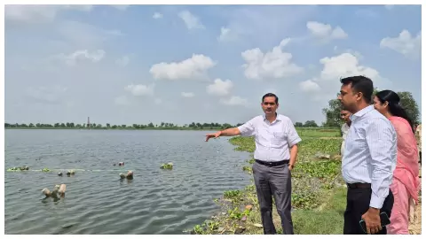 Mathura News: नौहझील क्षेत्र का निरीक्षण कर बोले जिलाधिकारी जलभराव प्रभावितों को जल्द मिले मुआवजा, लापरवाही नहीं होगी बर्दाश्त