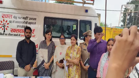 Hapur News: गढ़मुक्तेश्वर CHC का निरीक्षण करने पहुंचीं महिला आयोग सदस्य, जनसुनवाई में सुनीं पीड़ित महिलाओं की समस्याएं