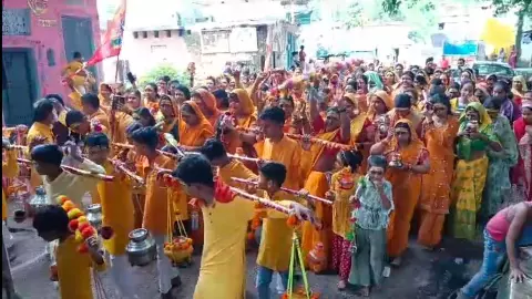 Mahoba News: शहर की गलियों से निकली महिलाओं की अनोखी कांवड़ यात्रा, श्रावण मास के अंतिम सप्ताह में रामकुंड तीर्थ से भव्य आयोजन