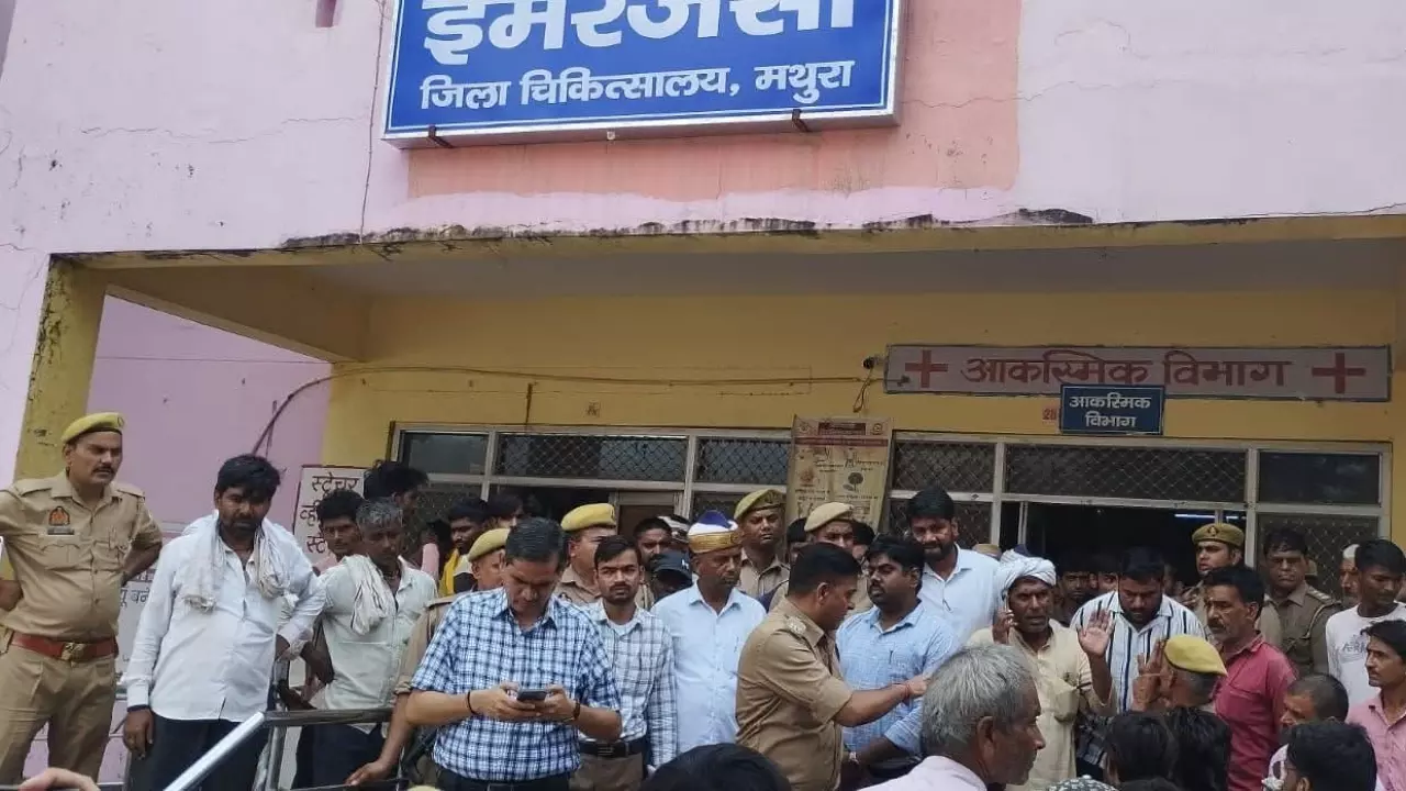 Mathura News: राजस्व विभाग की टीम के सामने युवक ने खुद को लगाई आग, 70 वर्षीय सत्यवान गंभीर रूप से झुलसे, दो अधिकारी निलंबित