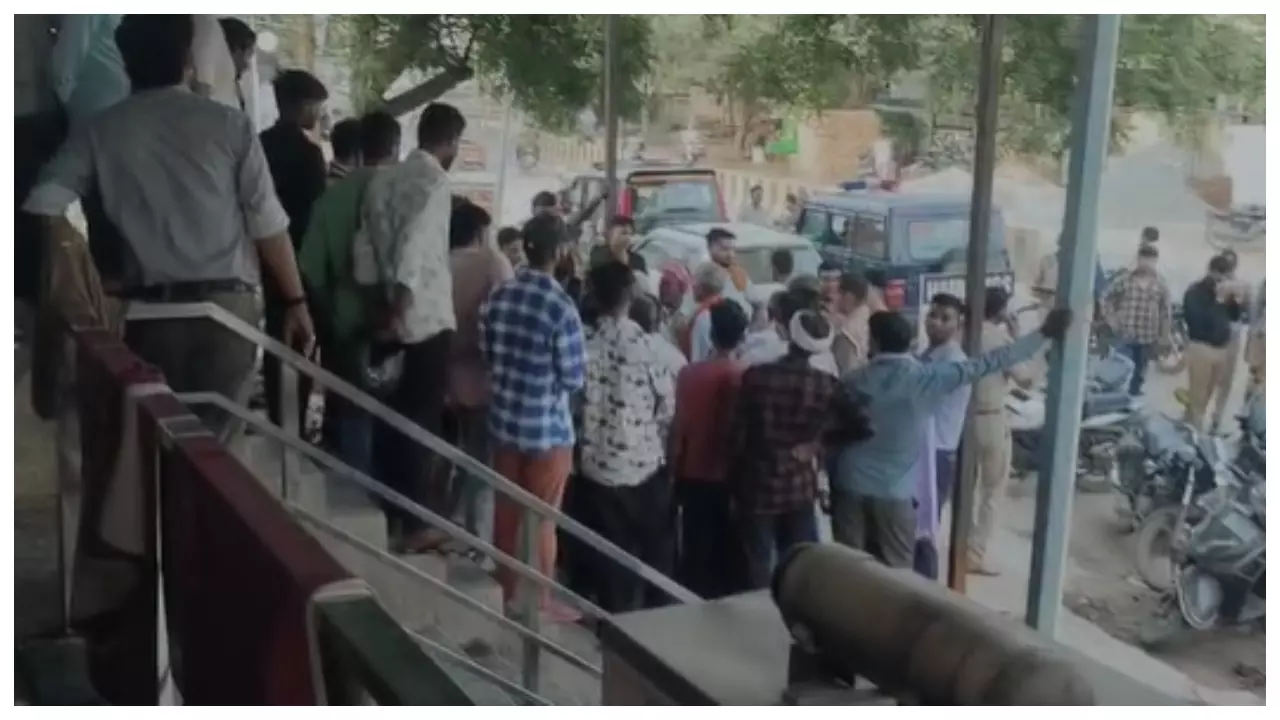 Mathura News: डिलीवरी के लिए अस्पताल पहुंची महिला की संदिग्ध परिस्थितियों में मौत, परिजनों ने लगाया गलत इंजेक्शन देने का आरोप