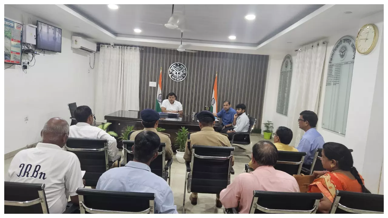 Aligarh News: जिला स्तरीय स्थायी समिति की बैठक में उठी पुलिस रवैये से लेकर मीडिया ब्लॉक तक की समस्याएं