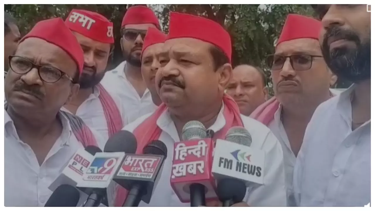 Banda News: बांदा-तिंदवारी-हमीरपुर-महोबा सांसद लापता, खोज करने वाले को 150 रुपए का इनाम, खबर सुनते ही अचानक प्रकट हुए सांसद
