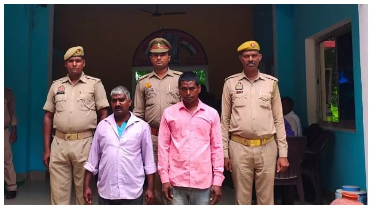 Chandauli News: पुलिस के शिकंजे में दो वारंटी अभियुक्त: चंदौली में अभियान तेज