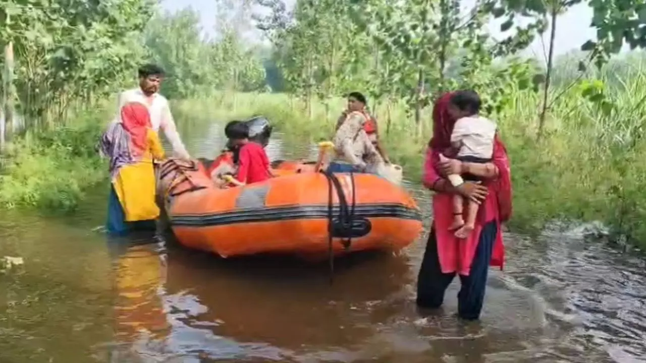 Bijnor News: लगातार बारिश से बिजनौर बेहाल, हाईवे बंद, गांवों में फंसे लोग