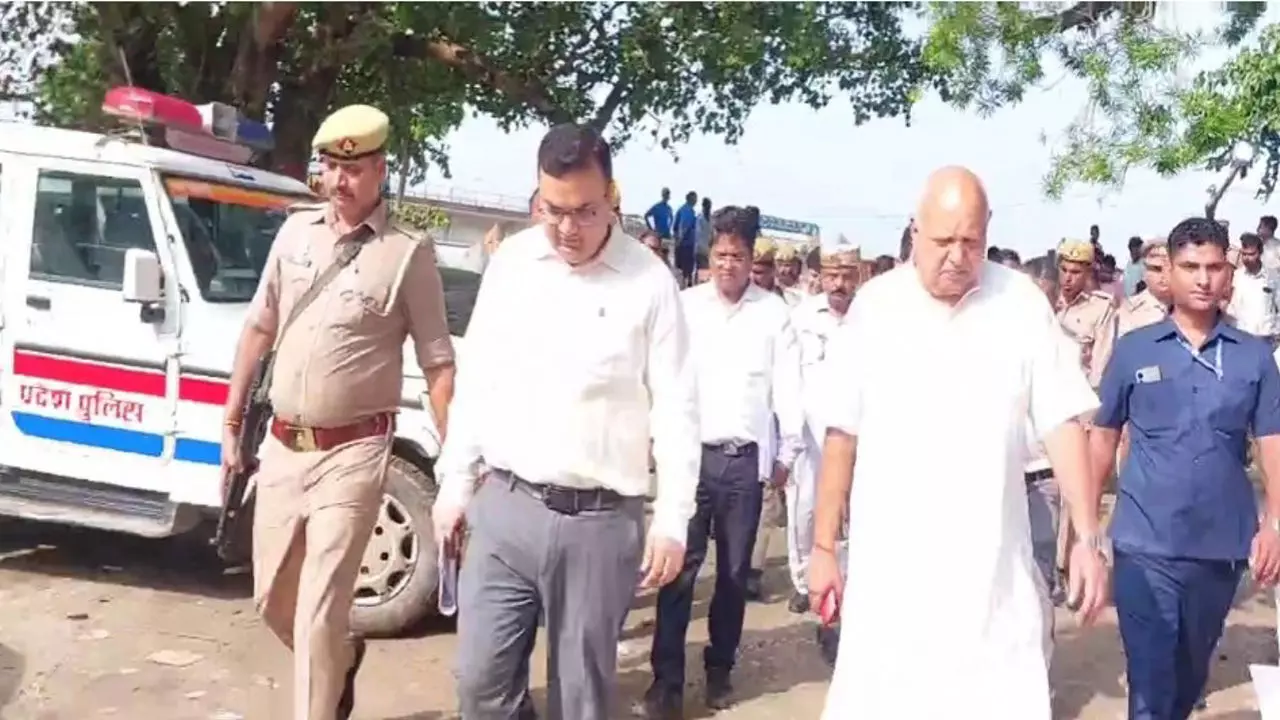 Bahraich News: प्रभारी मंत्री सूर्य प्रताप शाही ने बाढ़ प्रभावित क्षेत्रों का किया भ्रमण