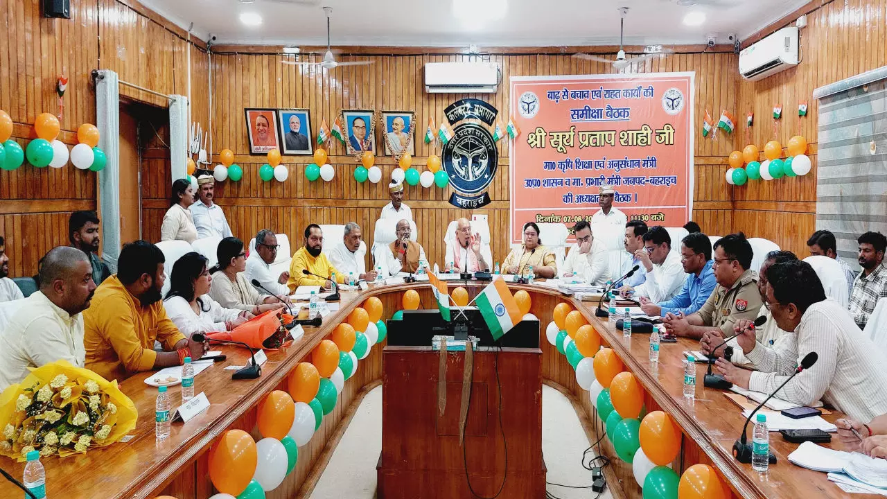 Bahraich News: प्रभारी मंत्री सूर्य प्रताप शाही ने दिए उर्वरक ओवररेटिंग पर कड़ी कार्रवाई के दिये निर्देश