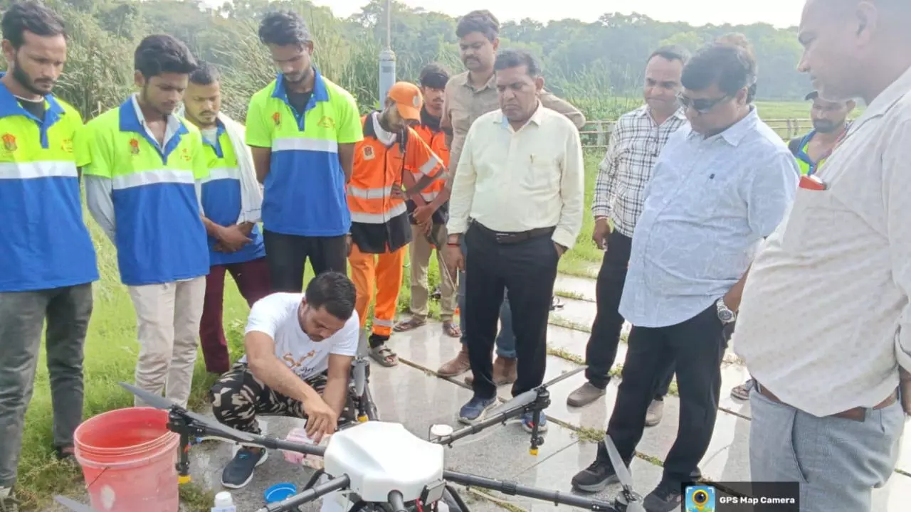Lucknow News: शहर में संक्रामक रोगों की रोकथाम के लिए बढ़ाई गई चौकसी, ड्रोन से हो रहा एंटी-लार्वा का छिड़काव