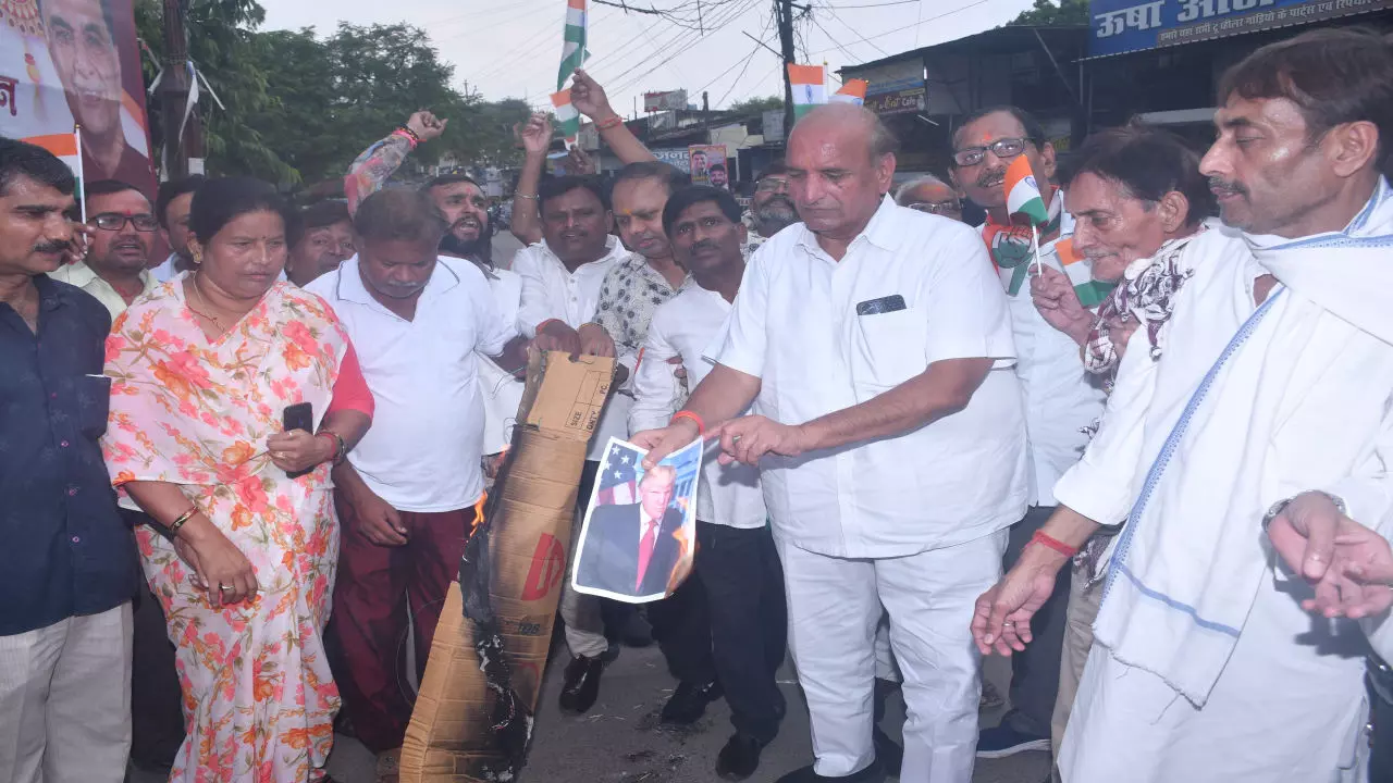 Kanpur News: कानपुर में कांग्रेस ने अमेरिका के खिलाफ किया प्रदर्शन, ट्रंप सरकार का पुतला फूंका