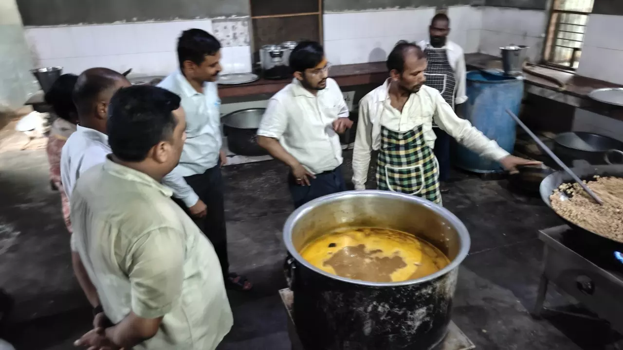 Chandauli News: निर्माणाधीन बस्तुरबा विद्यालय के कार्यों में लापरवाही पर भड़के डीएम, जारी किया नोटिस