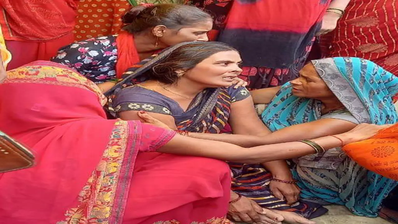 Azamgarh News: सांप ने वृद्ध और बालक को डसा, दर्दनाक हुई मौत, परिजनों में मचा कोहराम