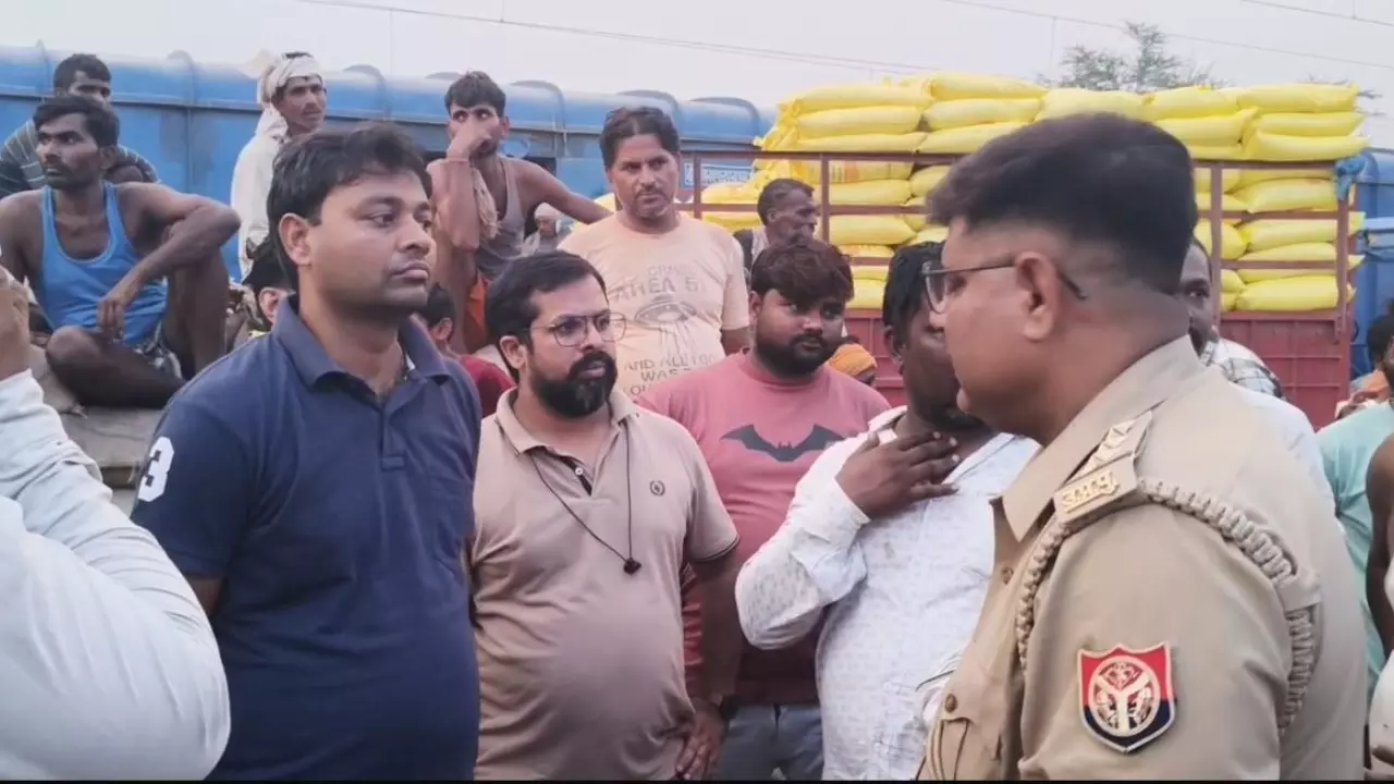 Hardoi News: यातायात प्रभारी निरीक्षक ने खदरा ग्रामीणों से की वार्ता, ट्रक चालकों को मार्ग छोड़कर खड़ा करने के निर्देश, जाम से ग्रामीणों में आक्रोश बढ़ा