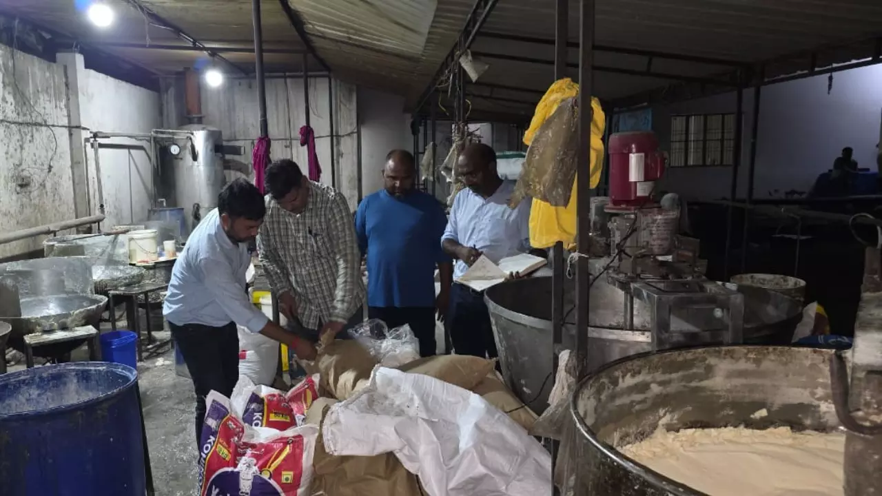 Kanpur News: रक्षाबंधन से पहले खाद्य विभाग ने मिठाई दुकानों से सैंपल लिए, मिलावट पाए जाने पर होगी सख्त कार्रवाई