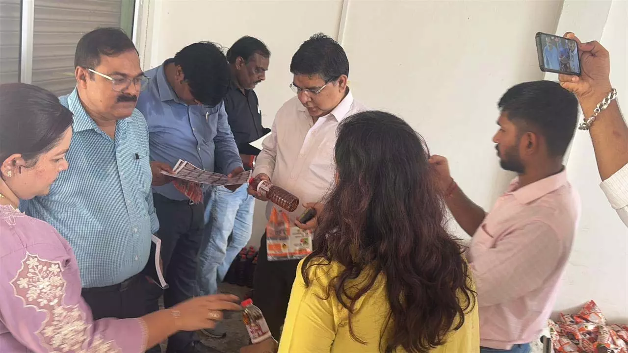 Counterfeit packaging of mustard oil in the name of Patanjali and Fortune caught