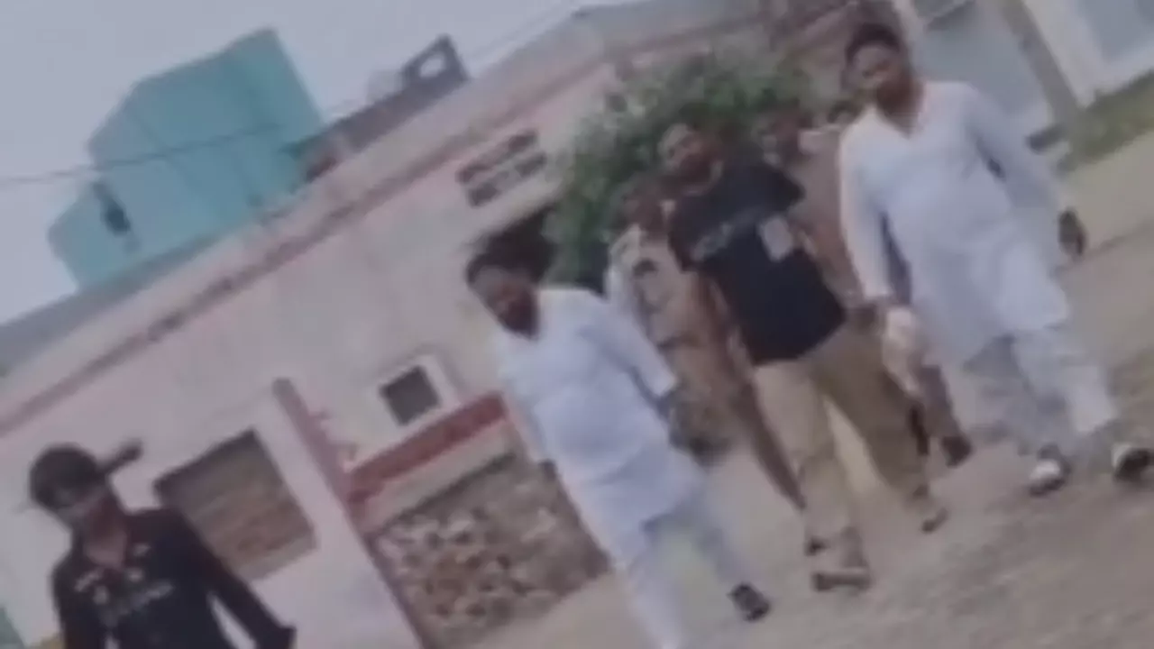Bulandshahr News: जी हां मैं हूं खलनायक, कोर्ट से निकलते अभियुक्तों के भौकाल का वीडियो वायरल, हुई FIR