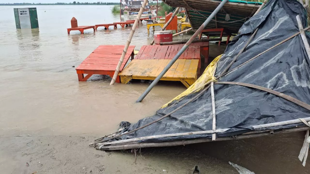 Hapur News: गंगा का बढ़ता जलस्तर बना दहशत का कारण, कई गांवों में बाढ़ का खतरा गहराया