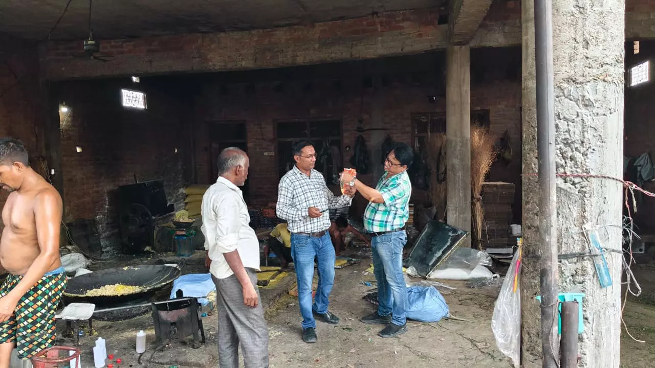 Kannauj News: कन्नौज में खाद्य सुरक्षा विभाग की ताबड़तोड़ छापेमारी से दुकानदारों में मचा हड़कंप, तीनों तहसील से भरे गये नमूने