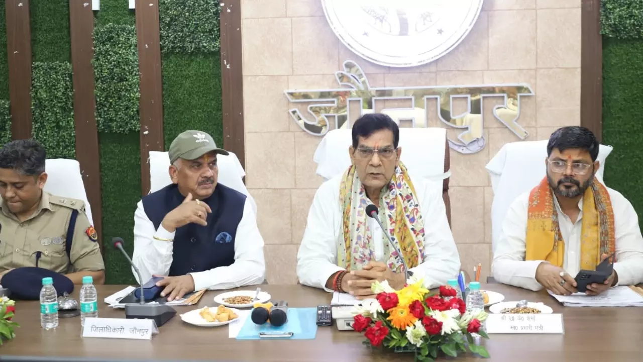 Jaunpur News: जौनपुर में बाढ़ व वर्षा जनित परिस्थितियों को लेकर जिलाधिकारी व प्रभारी मंत्री ने की समीक्षा बैठक