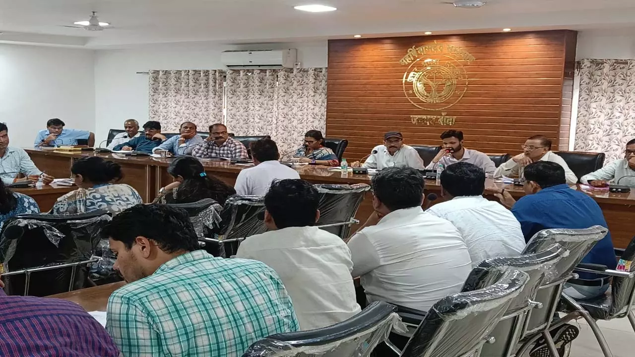 Banda News: DM बोलीं, चित्र प्रदर्शनी से जीवंत बनाएं काकोरी ट्रेन एक्शन आयोजन, सुनिश्चित करें सांस्कृतिक कार्यक्रमों की धूम