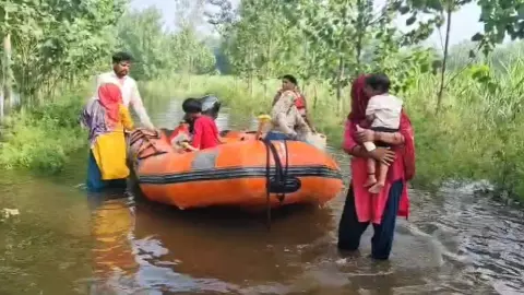 Bijnor News: लगातार बारिश से बिजनौर बेहाल, हाईवे बंद, गांवों में फंसे लोग Bijnor News: लगातार बारिश से बिजनौर बेहाल, हाईवे बंद, गांवों में फंसे लोग